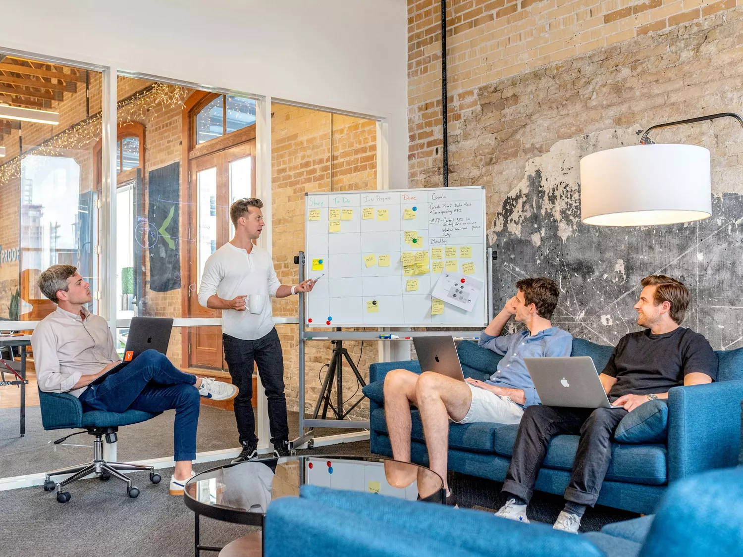 Team che lavora su una strategia di comunicazione in ufficio
