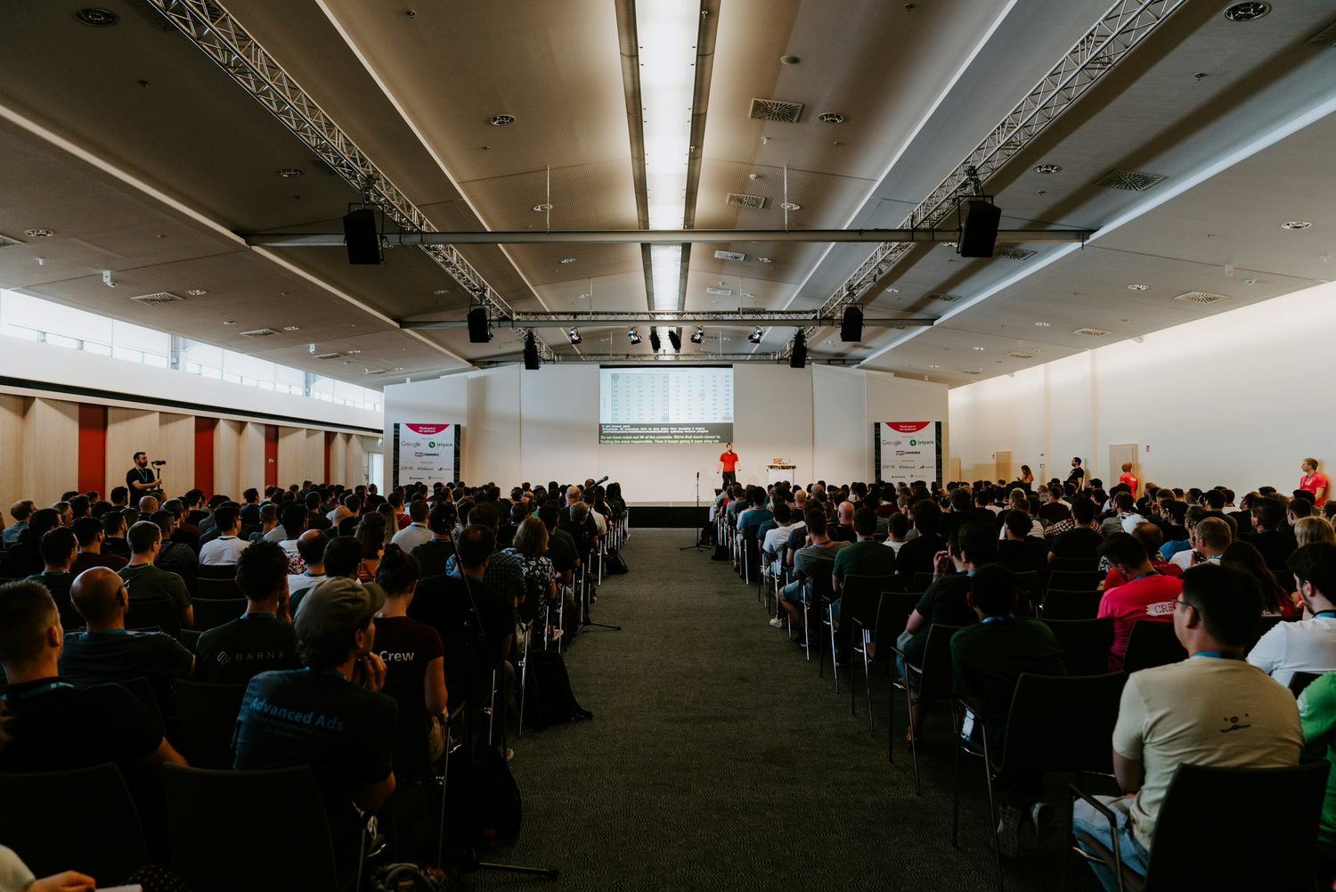 Pubblico durante un evento aziendale in una sala conferenze
